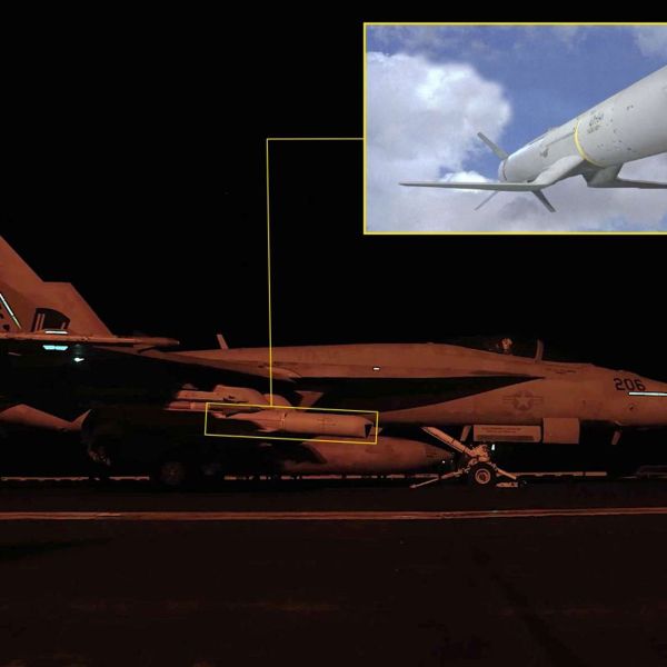A U.S. Navy F/A-18E Super Hornet seen carrying a possible AGM-84K SLAM-ER aboard USS Abraham Lincoln signals a long-range standoff-strike posture against Iranian coastal défenses (Picture Source: U.S. Navy)