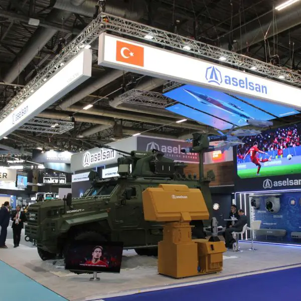 ASELSAN displayed its DRONEDEF counter-UAV system at Eurosatory 2026, integrating İHTAR jamming, GÖKBERK laser defeat, KORKUT 100/25 SB 25 mm airburst fire, and EJDERHA electromagnetic attack to counter drones through layered detection and engagement (Picture source: Army Recognition Group).