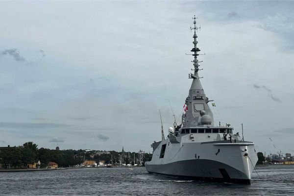 The French Navy’s FDI-class frigate Amiral Ronarc’h illustrates the Naval Group design selected by Sweden for its four future warships under the €4.3 billion agreement signed with France on August 31, 2026. The Swedish frigates will strengthen long-range naval air defense, including protection against ballistic missile threats, while expanding NATO maritime capabilities in the Baltic Sea.