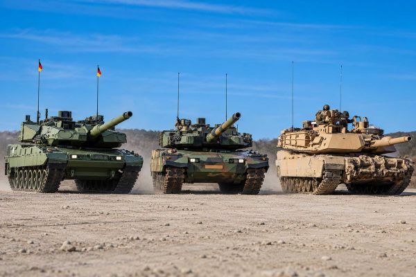 German Leopard 2A8 at left, South Korean K2 Black Panther at center, and U.S. M1A2 SEPv3 Abrams at right illustrate the three main battle tank approaches shaping Europe’s armored modernization, where firepower and protection are increasingly weighed alongside mobility, delivery speed, industrial capacity, and local production.