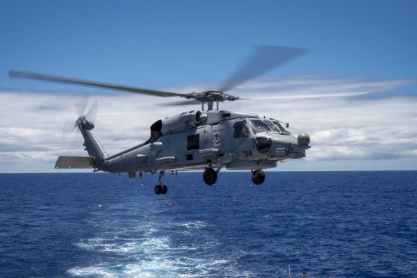 A U.S. Navy MH-60R Seahawk conducts antisubmarine warfare operations during RIMPAC 2026 off Hawaii.