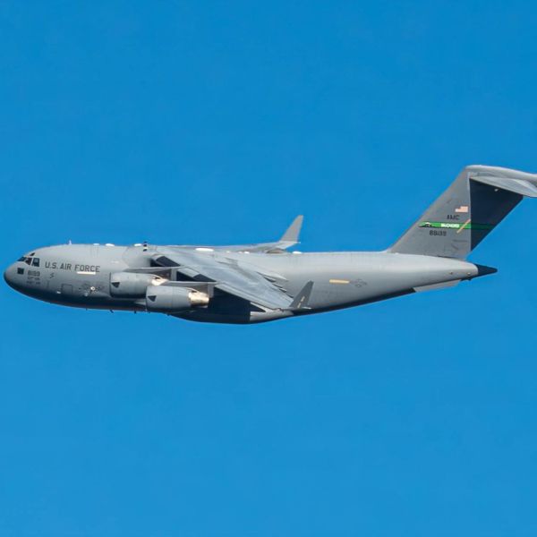 A U.S. Air Force C-17 Globemaster III flies over Seattle, Washington, on October 11, 2026. Aircraft of this type have been identified among U.S. military flights to Ecuador's Taura Air Base. (Picture source: US DoD)