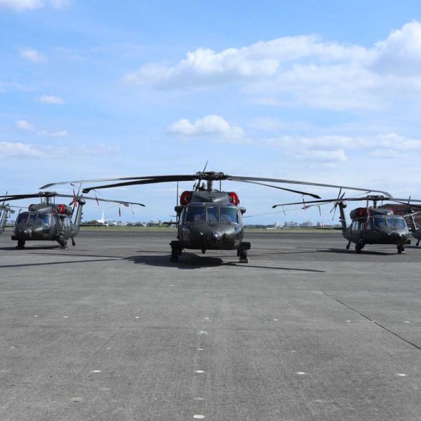 The Sikorsky S-70i Black Hawk is a Polish-built export variant derived from the UH-60M, retaining its T700-GE-701D engines while using an export-oriented digital avionics suite and customer-specific communications, defensive equipment, and mission systems. (Picture source: Philippine Air Force)