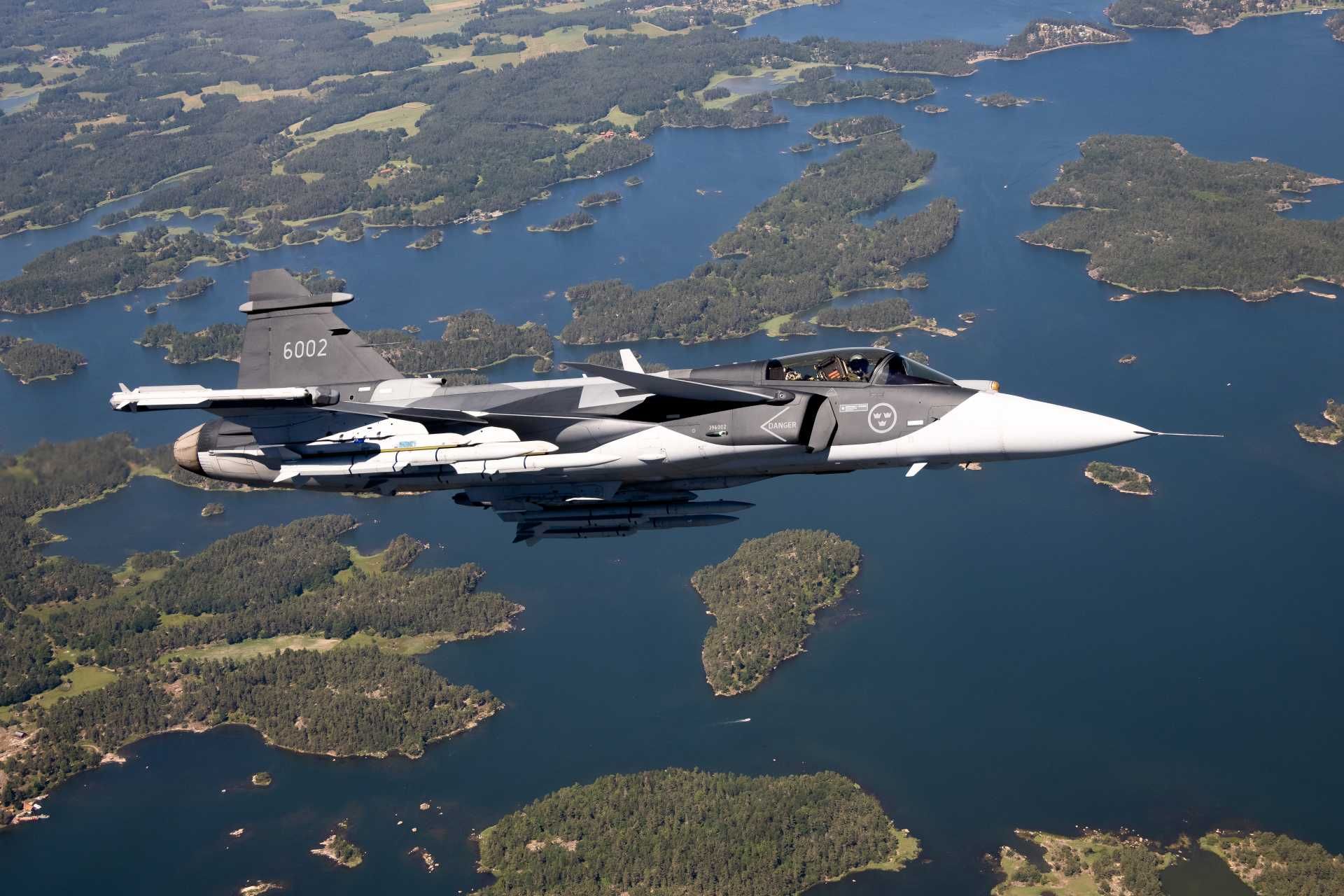The Gripen E can use runways of about 800 metres, and air-to-air turnaround can be completed in about 10 minutes with small maintenance teams and limited ground equipment. (Picture source: Saab)