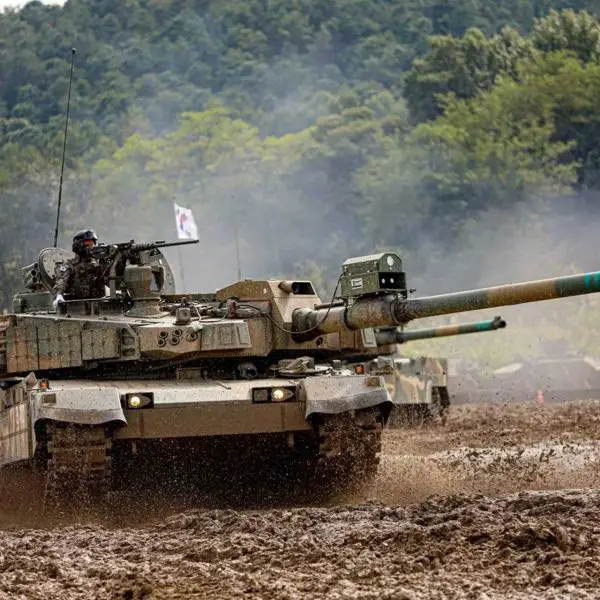 The K2 already uses a layered protection arrangement combining composite armor and reactive elements, while Hyundai Rotem offers configurations compatible with soft-kill or hard-kill protection systems (Picture source: South Korean Army)