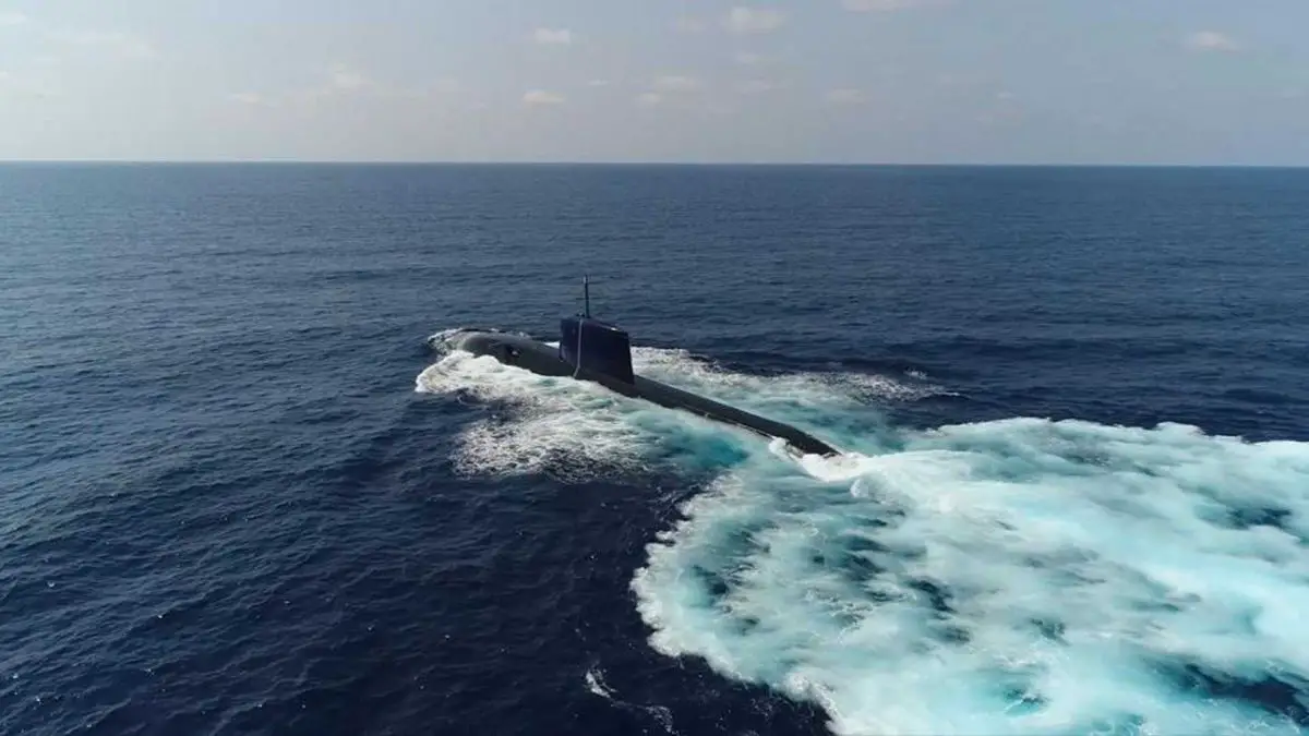 The Dolphin-class uses a diesel-electric propulsion architecture built around three diesel engines, electrical generators, batteries, one electric propulsion motor and a single propeller shaft.