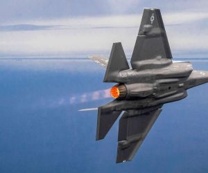 The Pentagon and Lockheed Martin are weighing a potential 10-year F-35 production and sustainment agreement aimed at stabilizing the supply chain and improving fleet readiness (Picture Source: USNI)
