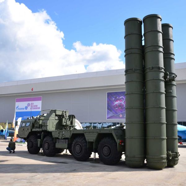 A Russian Armed Forces S-400 Triumf long-range air defense missile launcher. Turkey's reported plans to transfer its non-operational S-400 systems to a Gulf state have renewed attention on the future of the Russian-made air defense system and Ankara's defense relations with NATO.