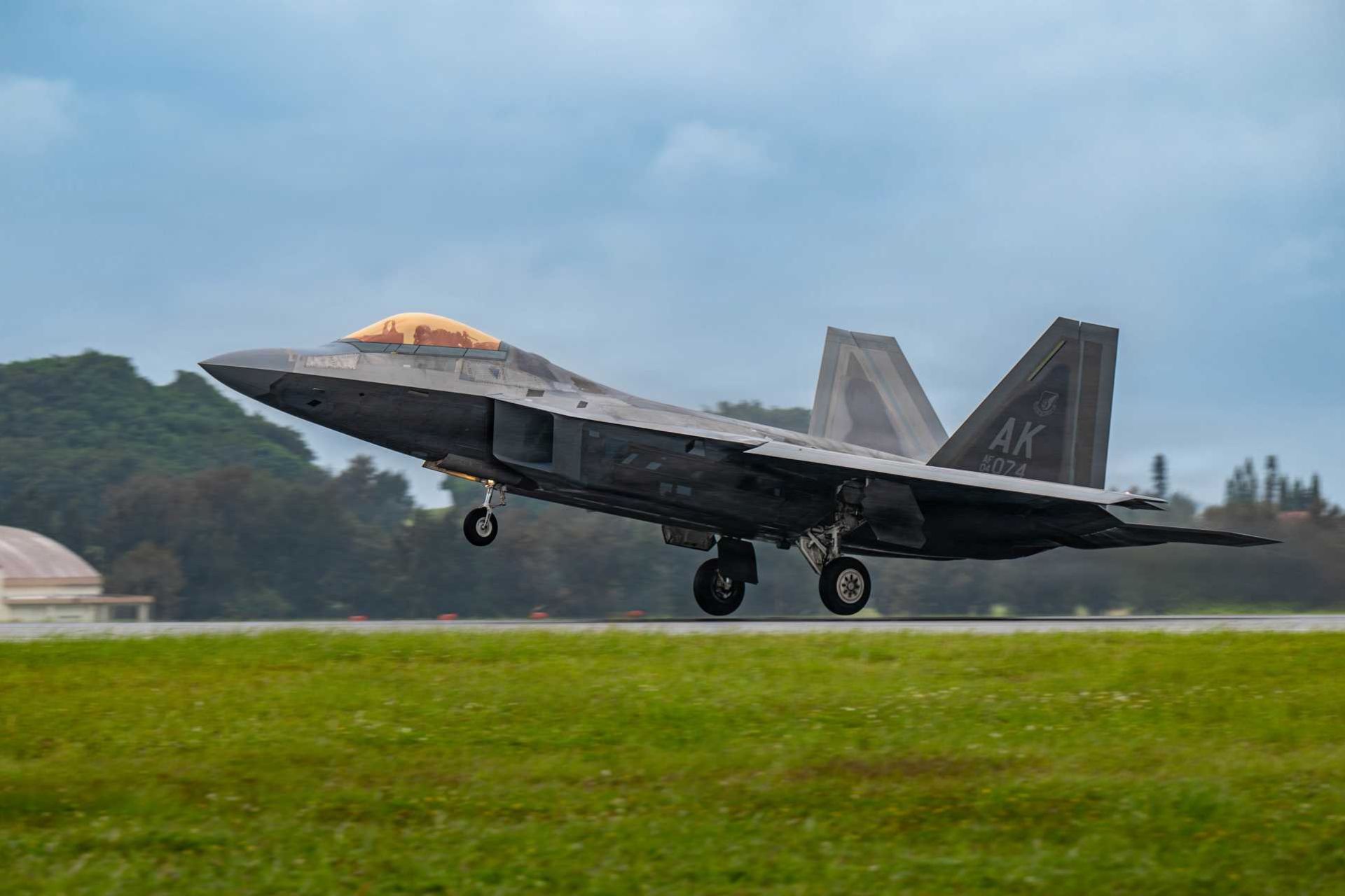 From Kadena Air Base, Okinawa, F-22s can reach Taiwan Strait operating areas in less than one hour, East China Sea intercept zones within minutes, and the Korean Peninsula without requiring tanker support. (Picture source: US Air Force)