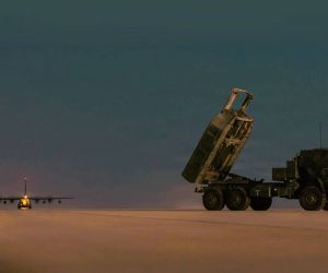 U.S. Marines rehearsed rapidly airlifting an M142 HIMARS aboard a KC-130J, establishing a temporary precision-strike position, and withdrawing before an adversary could respond (Picture Source: U.S. Marine Corps)