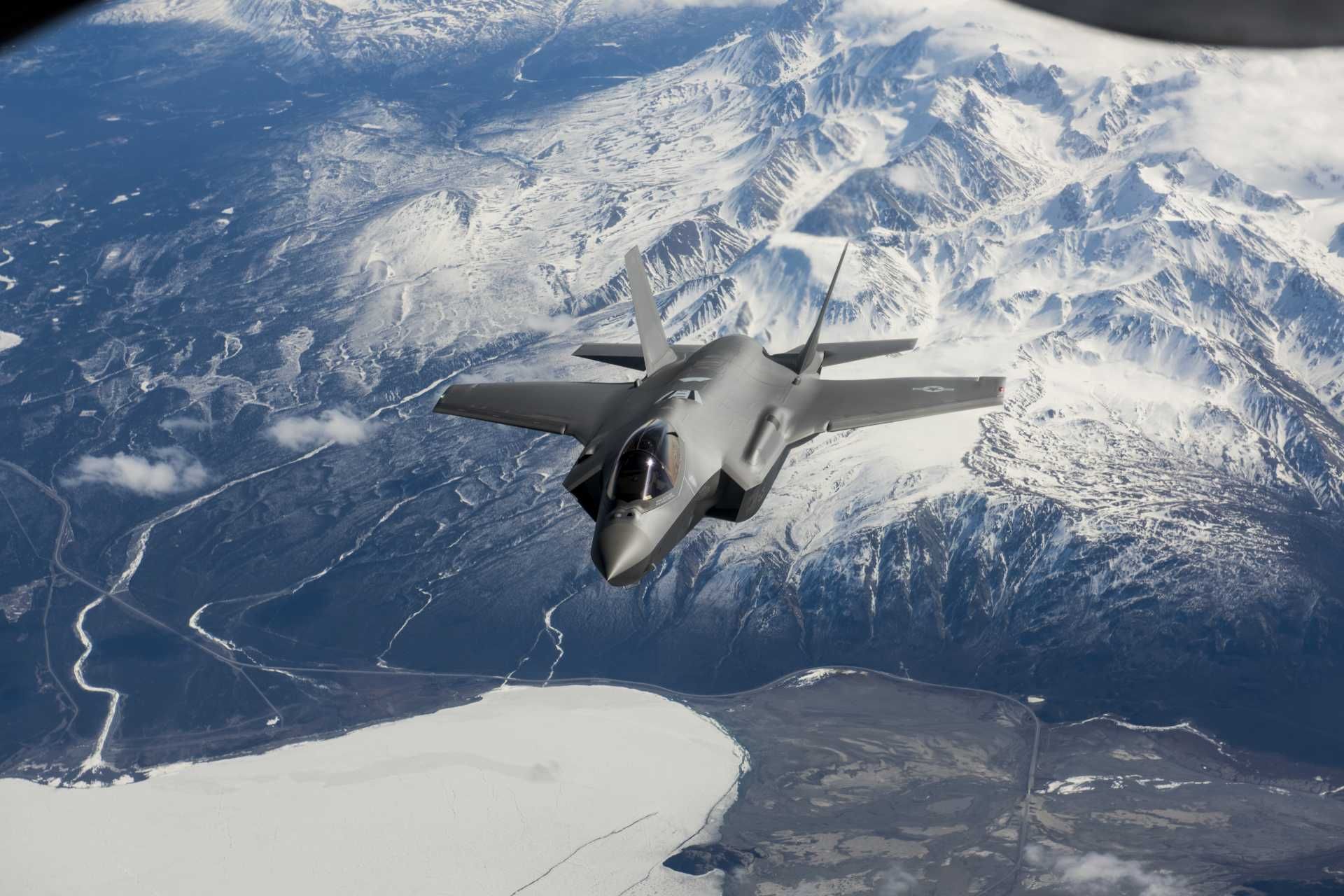 Canada is scheduled to receive its first F-35 Lightning II fighter jets in 2026, as the initial batch consisting of 16 units was formally approved in December 2022, but the remaining 72 F-35s are expected to be purchased through phased contracting. (Picture source: US DoD)