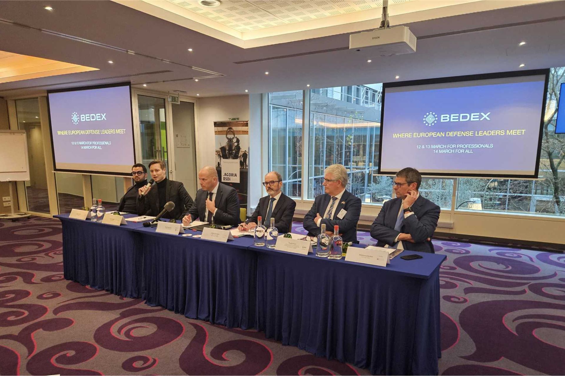 Officiële persconferentie ter lancering van BEDEX 2026, gehouden in Brussel op 3 februari 2026, in aanwezigheid van Theo Francken, Belgisch minister van Defensie, en vertegenwoordigers van politieke, institutionele en industriële organisaties (Fotobron: Army Recognition Group).