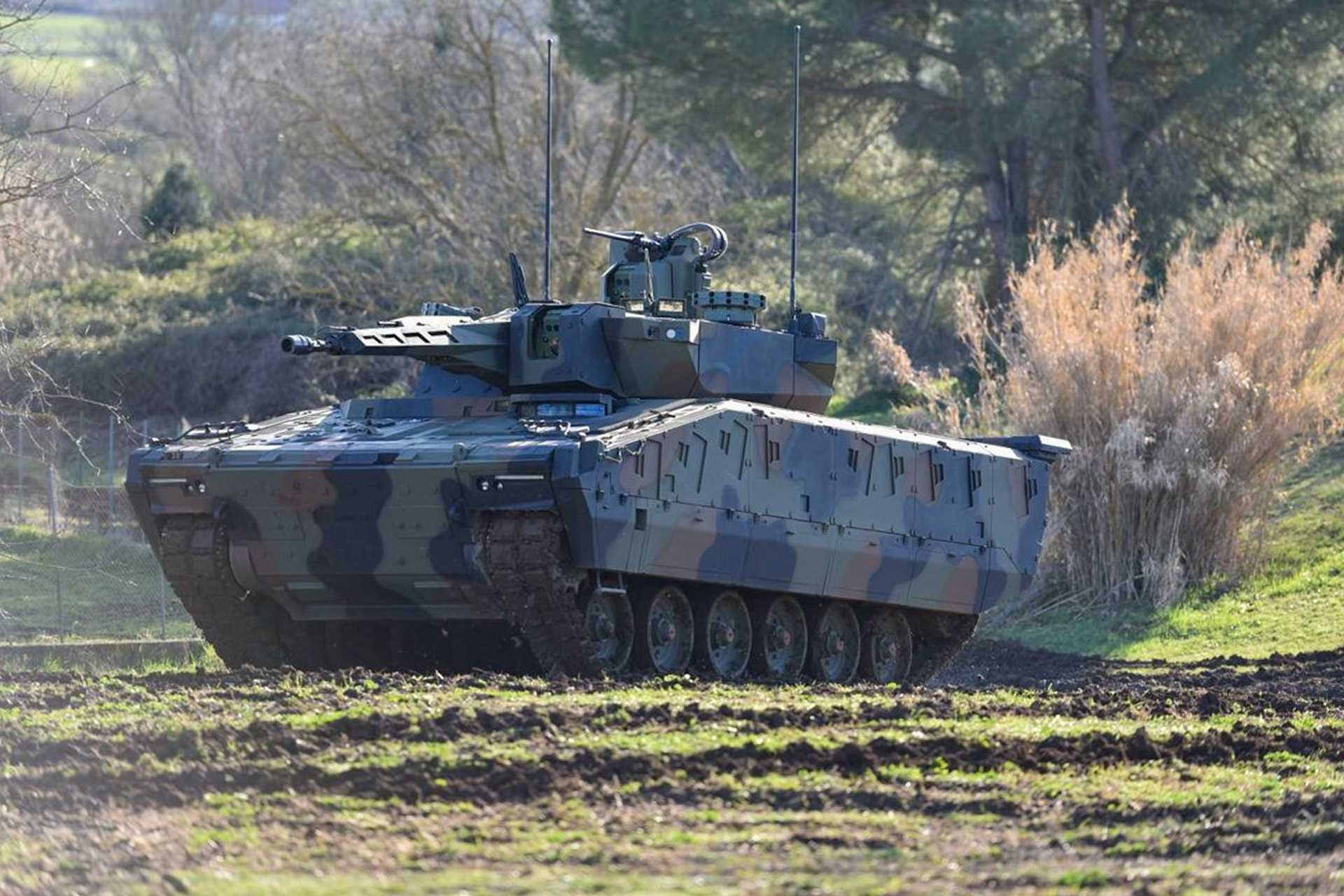 The first four Lynx infantry fighting vehicles delivered to the Italian Army were fitted with Rheinmetall’s Lance 30 mm turret as an interim solution, but will later be retrofitted with Leonardo’s Hitfist 30 mm turret. (Picture source: Italian Army)