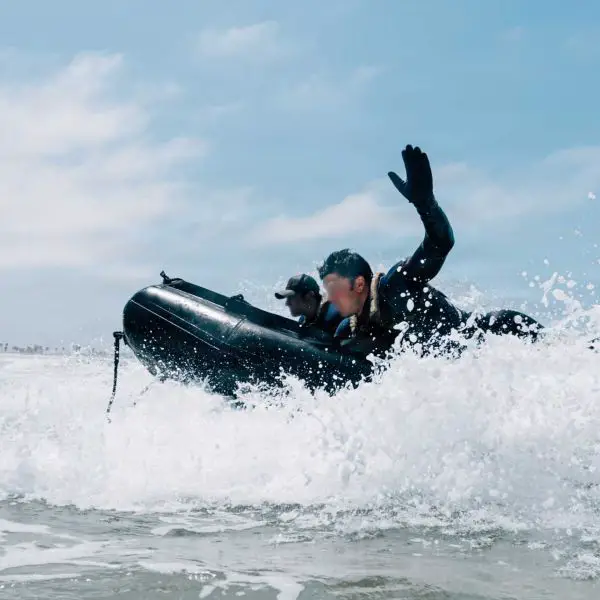 U.S. Army Green Berets assigned to the 10th Special Forces Group (Airborne) conduct a covert beach landing during annual combat diver requalification training at Marine Corps Base Camp Pendleton, California, on July 15, 2026.(Picture source: U.S. Department of War/Defense)