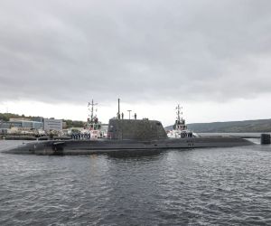Royal Navy Astute-class nuclear-powered attack submarine HMS Agamemnon arrives at HM Naval Base Clyde in Faslane, Scotland, ahead of sea trials and operational preparation. (Picture source: British MoD)