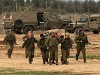 Des soldats israéliens évacuent leurs collègues blessés après une opération militaire près de Bureij, dans le Sud de la Bande de Gaza, près de la frontière israélienne, ce 06 janvier 2008. L'armée israélienne a lancé une campagne contre les roquettes et les bombes de mortier lancés depuis la bande de Gaza. Il y a une semaine, une roquette était tiré depuis la Bande de Gaza à l'intérieur du territoire israélien. Le Premier Ministre Ehud Olmert souhaite une sécurité maximum avant la visite du Président américain George W. Bush's pour une mission de paix.