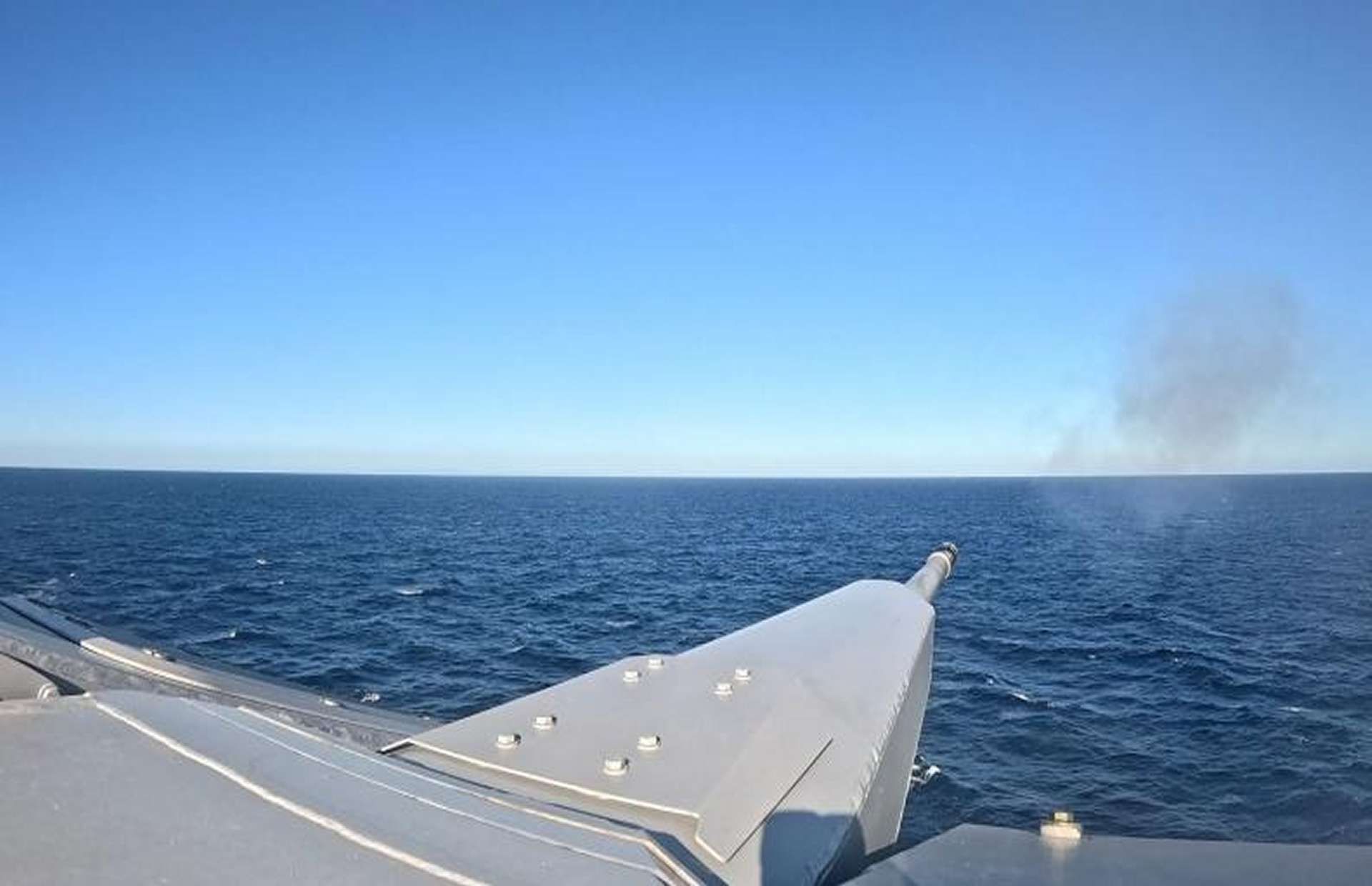 The RAPIDFire S40SA naval system combines a gyro-stabilized 40 mm CTA cannon with cased telescoped ammunition, delivering up to 180 rounds per minute, a 4 km engagement range, and a large ready-to-fire magazine that enables dozens of counter-drone and close-in defense interceptions without reloading (Picture source: French MoD).