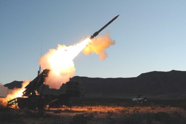 U.S. PAC-3 interceptor missile launched from a Patriot air defense system during a test event. Switzerland selected the Patriot system as part of its long-range ground-based air defense modernization while also examining the acquisition of an additional system to address delivery delays and strengthen national missile defense coverage.