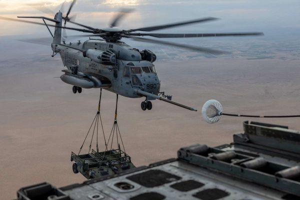 U.S. Marine Corps CH-53E Super Stallion helicopter conducts air-to-air refueling during WTI 2-26 near Yuma, Arizona, on March 31, 2026, while transporting two vehicles in a demanding heavy-lift mission that highlights the aircraft’s long-range expeditionary logistics and battlefield sustainment role (Picture source: U.S. DoW).