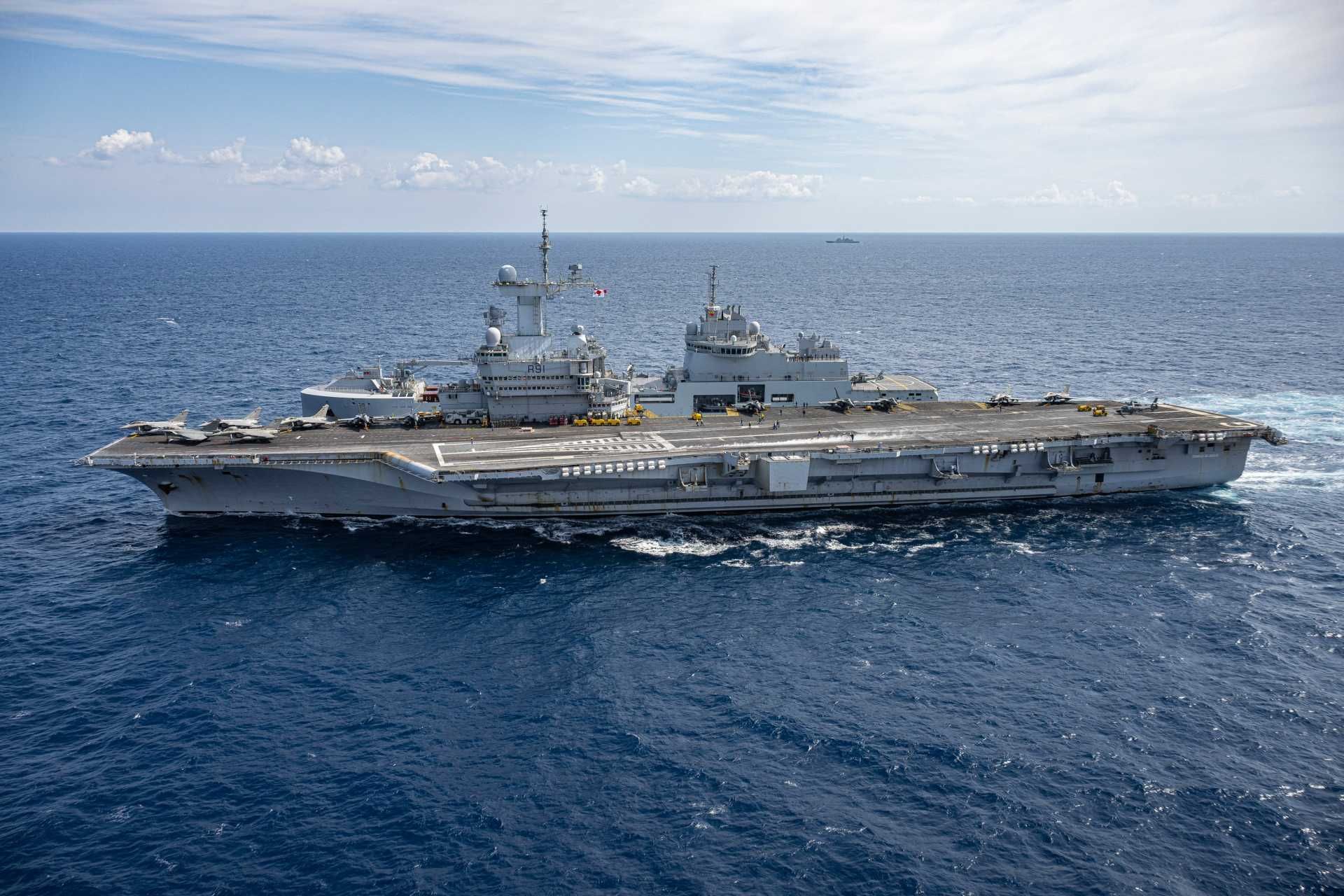 A CATOBAR launch from a carrier with shorter catapults also reduces acceleration distance compared to U.S carriers, requiring higher steam pressure to reach the necessary end speed and leaving less margin to compensate for suboptimal wind-over-deck or higher aircraft weight. (Picture source: French Navy)