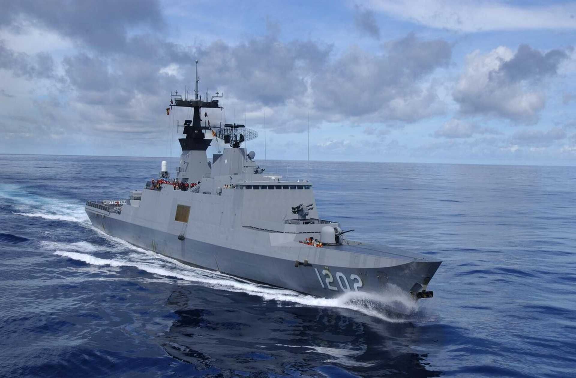 The frigate Kang Ding, bearing pennant number PFG-1202, is the lead ship of the class and has been in active service since its commissioning in May 1996, with its homeport at Zuoying Naval Base. (Picture source: Taiwan MoD)