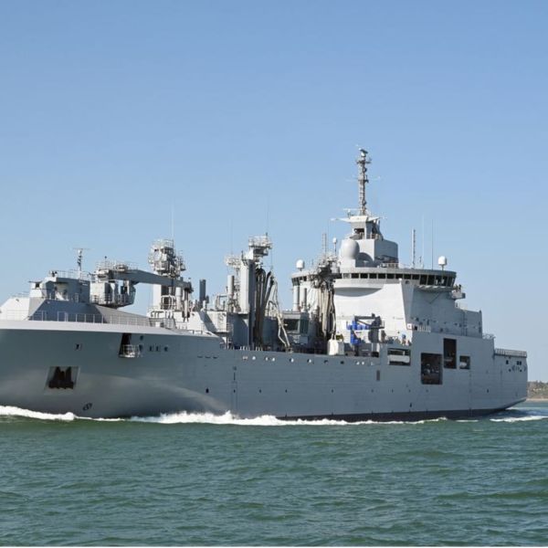 With a length of 194 metres and a beam of 27.6 metres, it displaces around 31,000 tonnes at full load, which makes it, after the aircraft carrier Charles de Gaulle and ahead of the Mistral-class amphibious assault ships (PHA), one of the largest surface units in the fleet.