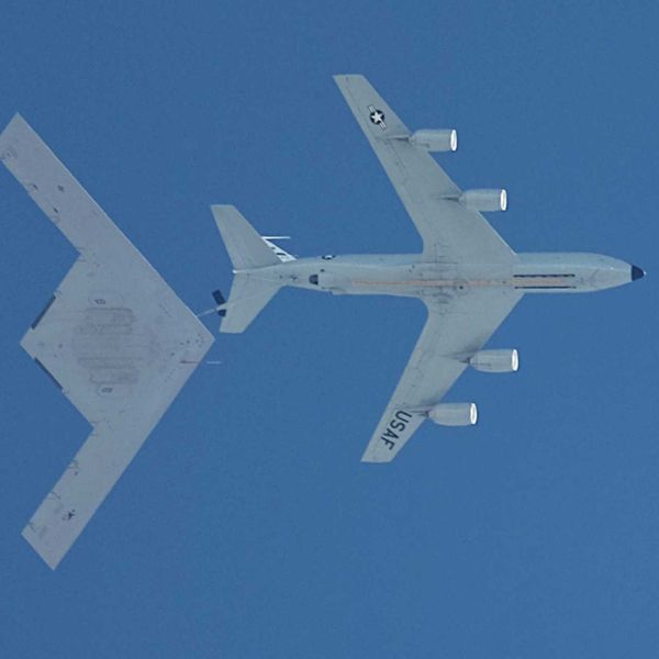 On March 10, 2026, a B-21 Raider prototype was photographed during an aerial refueling test with a KC-135 Stratotanker over Eastern California, marking the first publicly observed refueling of the new bomber during its flight test campaign. (Picture source: X/T. Ace)