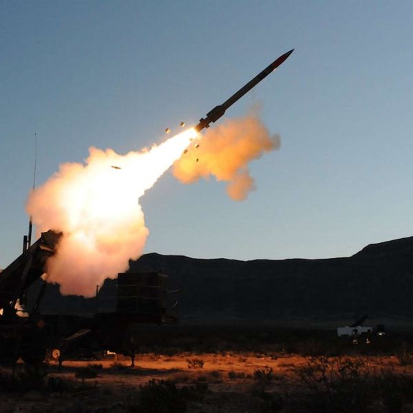 U.S. Army Patriot air defense launcher firing an interceptor, as the service studies a new sub-$1 million missile to counter drones, cruise missiles, and short-range ballistic threats while preserving costly PAC-3 MSE stocks (Picture source: U.S. DoW).