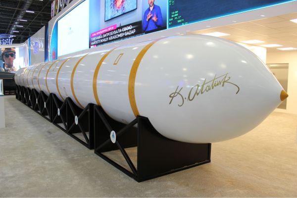 The missile is designed with an estimated range of around 6,000 kilometers, placing it at the boundary between intermediate-range and intercontinental ballistic missiles (Picture source: Army Recognition)