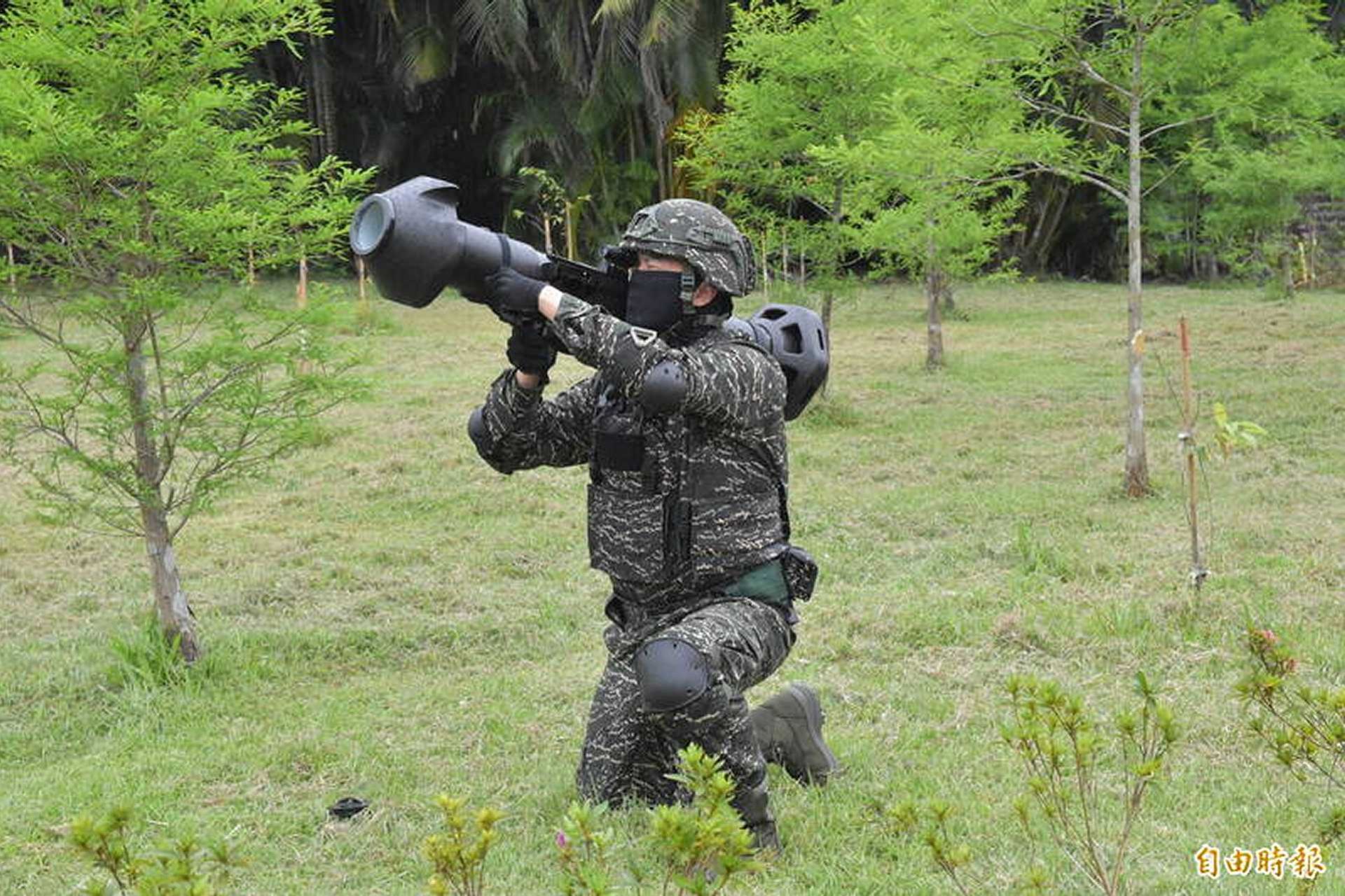 Taiwan’s new Red Falcon II portable anti-armor rocket combines lightweight design, improved 50+ cm RHA penetration, 500 m range, and thermal night-fighting capability to counter Chinese armored threats during amphibious and urban combat operations.