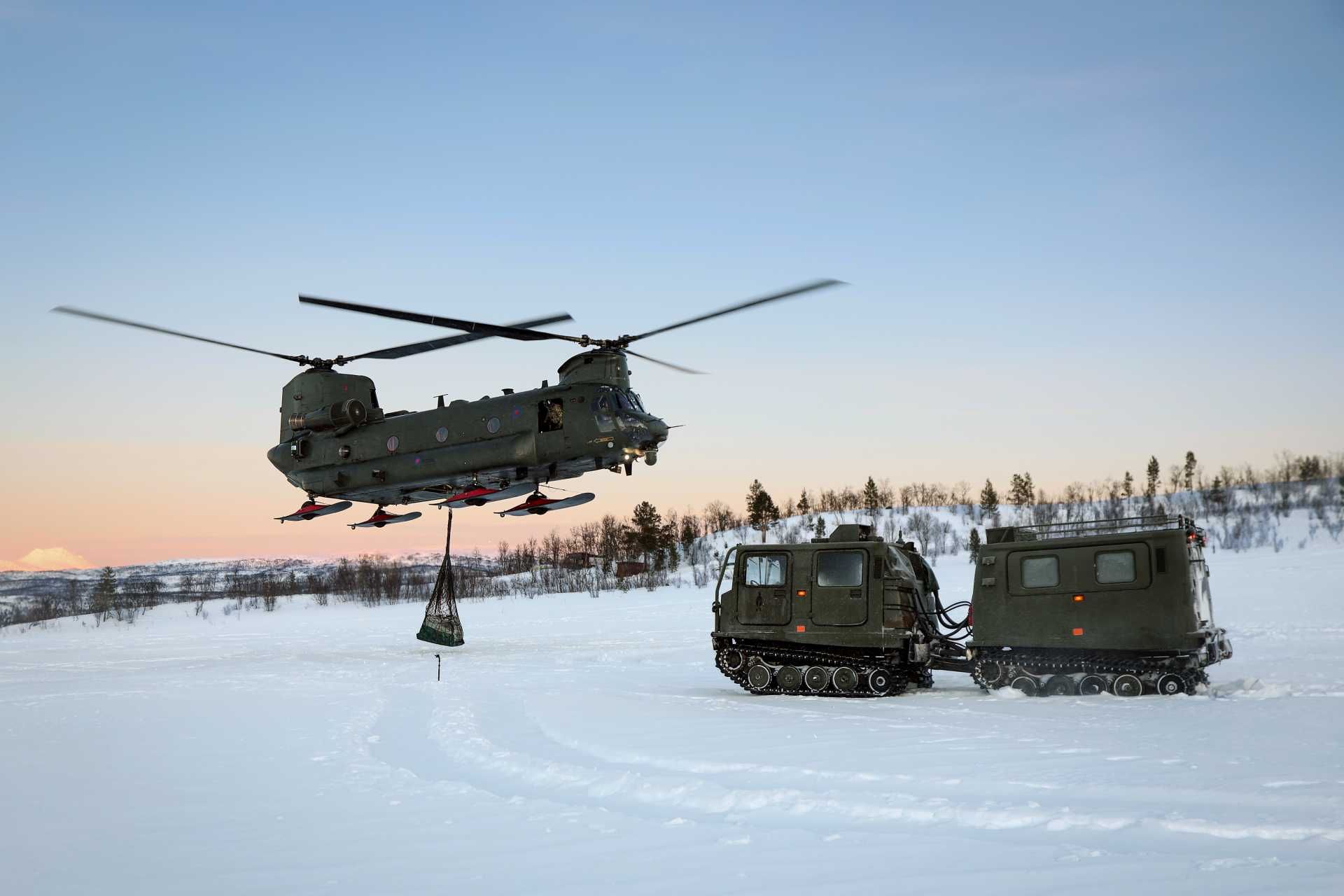 A British Air Force CH-47 Chinook heavy-lift helicopter operates in sub-zero Arctic conditions near Bardufoss in Northern Norway during Operation Clockwork, demonstrating the aircraft’s ability to conduct heavy transport and underslung load missions in extreme cold weather alongside NATO allies.