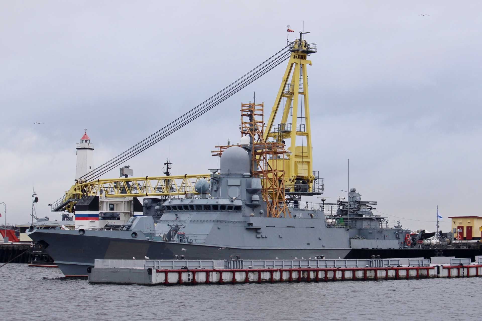 The Karakurt-class corvette's armament includes an eight-cell 3S14 UKSK universal launcher for Kalibr land-attack and anti-ship missiles, a 76 mm AK-176MA gun, and, on later hulls, the Pantsir-M close-in air defense system. (Picture source: Airbase.Ru/Curious)