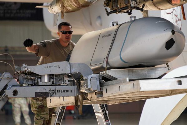 Payload capacity varies by aircraft: the B-1B is capable of carrying up to 24 JASSM missiles, the B-2 up to 16, and the B-52H up to 20 when combining internal and external carriage. (Picture source: US Air Force)