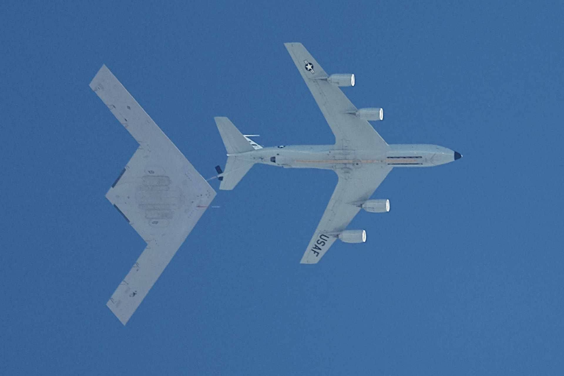 On March 10, 2026, a B-21 Raider prototype was photographed during an aerial refueling test with a KC-135 Stratotanker over Eastern California, marking the first publicly observed refueling of the new bomber during its flight test campaign. (Picture source: X/T. Ace)