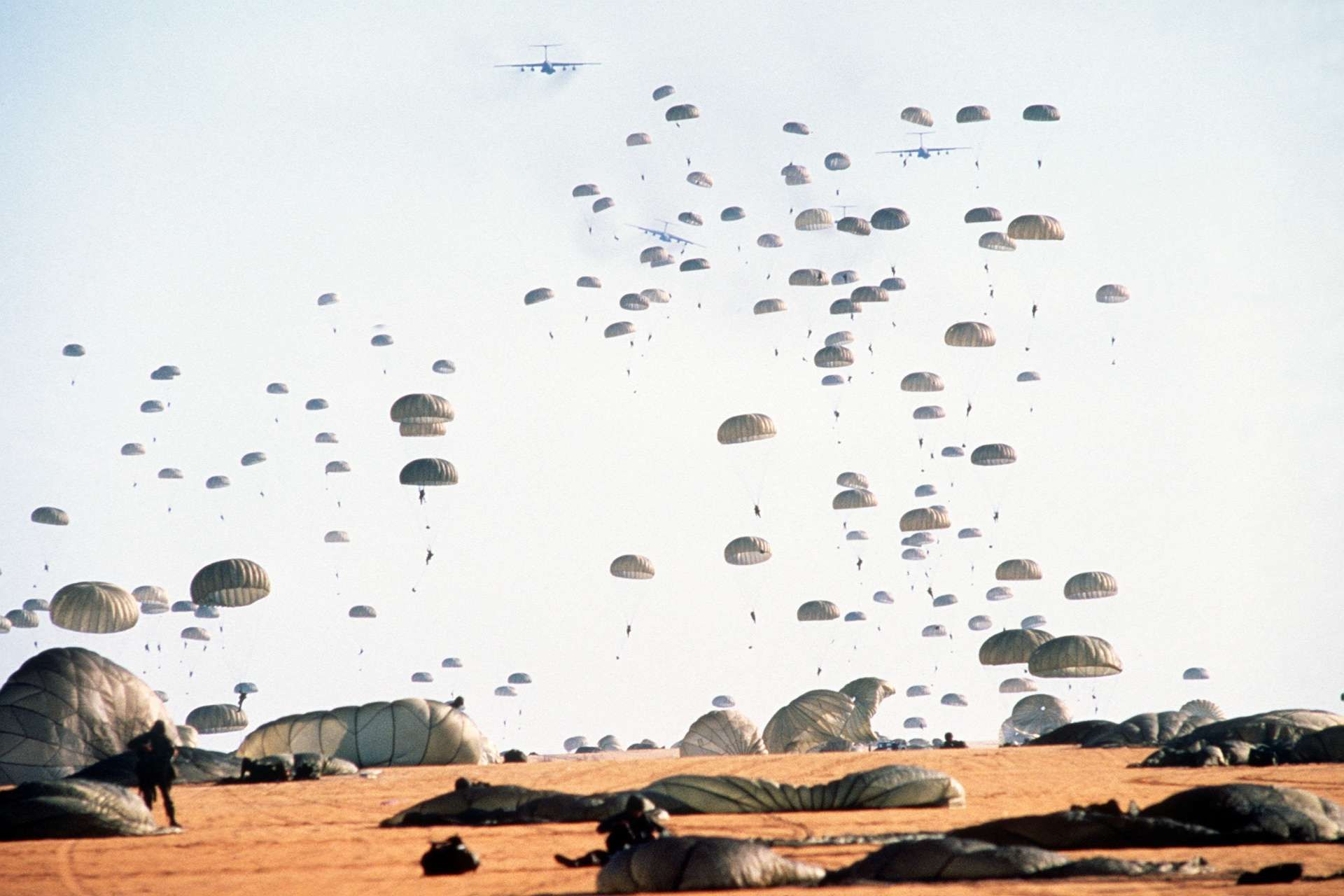 The 82nd Airborne remains America’s fastest ground-entry force, preserving a rapid-response option as speculation grows over possible U.S. escalation against Iran (Picture source: U.S. DoW).