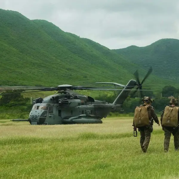 U.S. Marines crossing a field toward a spinning CH-53E under the green hills of Puerto Rico captures a quiet but unmistakable message: the United States is cultivating an agile, expeditionary force posture in the Caribbean at a time when relations with Venezuela are entering one of their most volatile phases in décades (Picture Source: U.S. Marines)