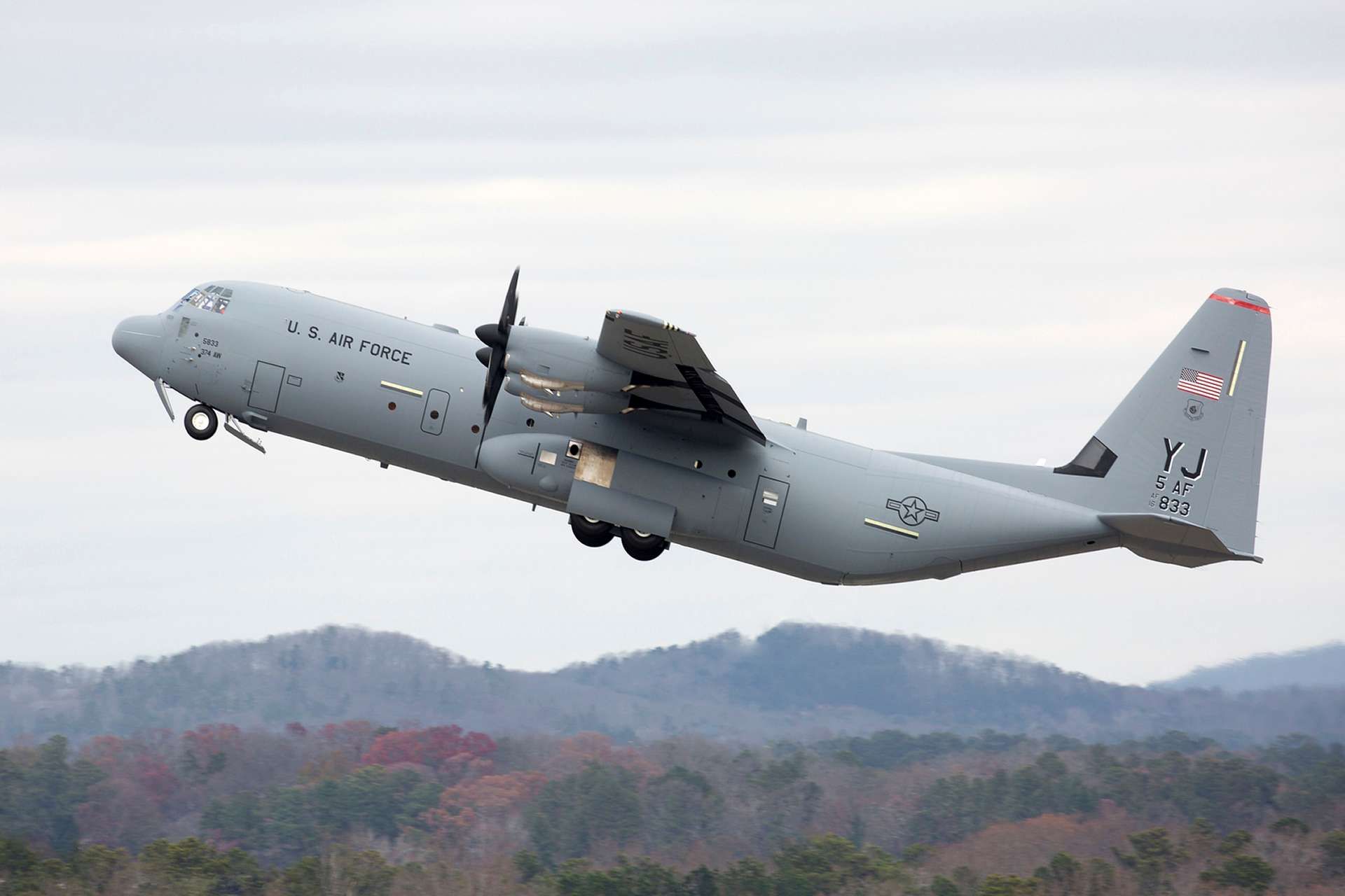 Lockheed Martin’s new $1.9 billion Pentagon contract will sustain C-130J aircrew and maintenance training systems, strengthening readiness, fleet availability, and tactical airlift capability across U.S. military services (Picture source: Lockheed Martin).