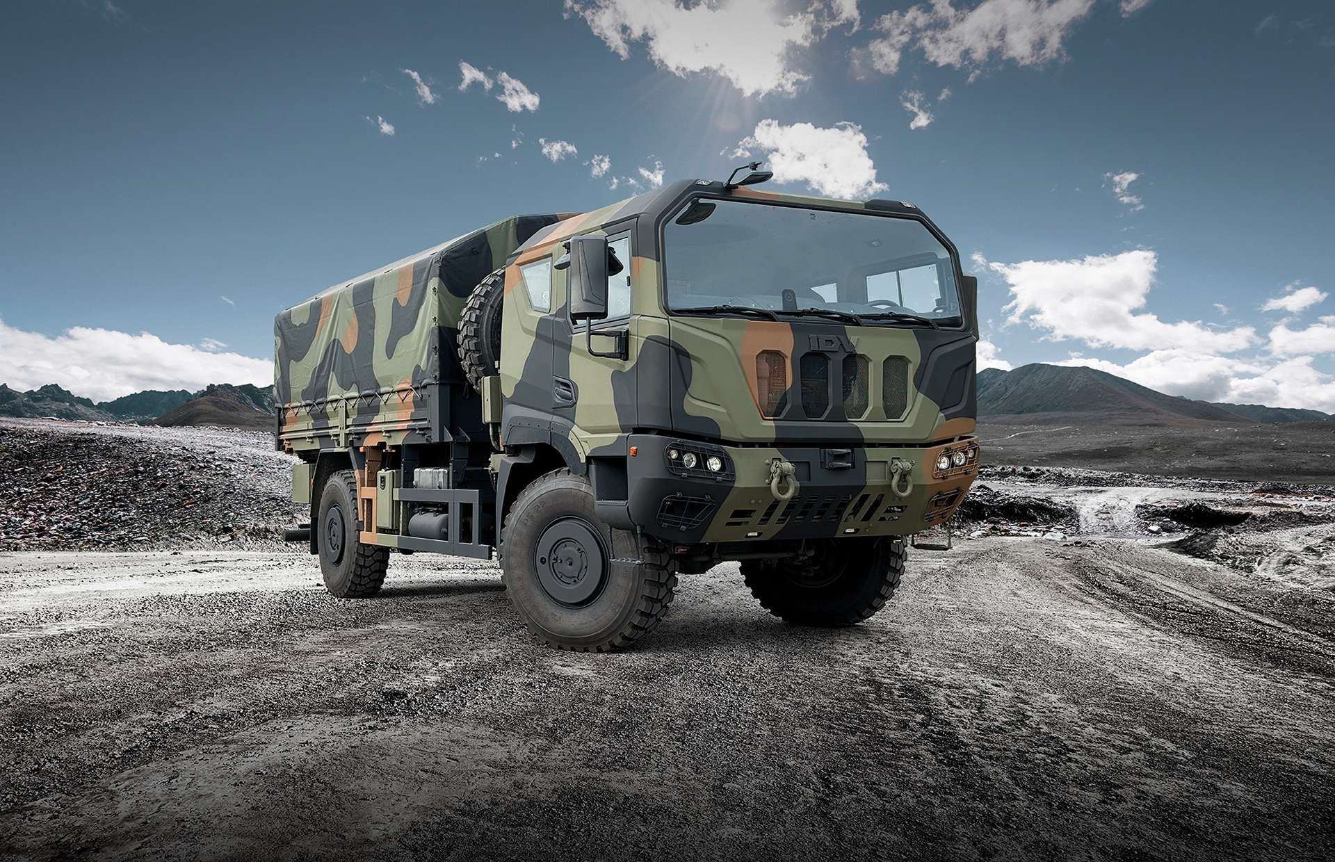 IDV’s SMR6 next-generation tactical truck family provides high payload capacity, enhanced off-road mobility, deep fording capability, and options for armored cabs, supporting missions from troop and cargo transport to tanker, container carrier, and recovery roles across Italy’s modernized logistics fleet (Picture source: IDV).