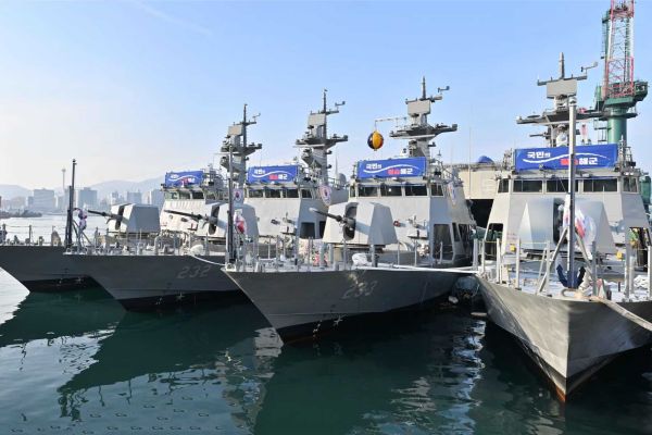 The four newly launched Chamsuri Batch-II high-speed patrol boats (PKMR-231, 232, 233, and 235) lined up at HJ Heavy Industries in Busan on December 8, 2025, showcasing the Republic of Korea Navy’s next-generation coastal defense assets.