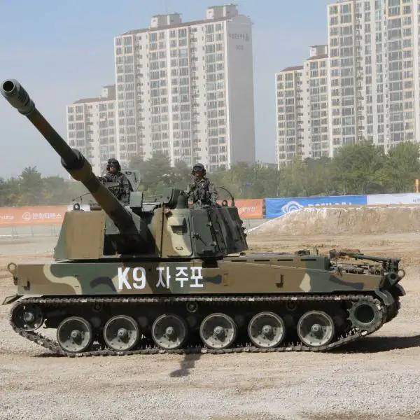 Hanwha Defense’s K9 Thunder 155mm tracked self-propelled howitzer, seen during a defense exhibition in South Korea, is being offered in both tracked and newly developed wheeled variants for Spain’s €4.5 billion artillery modernization program.