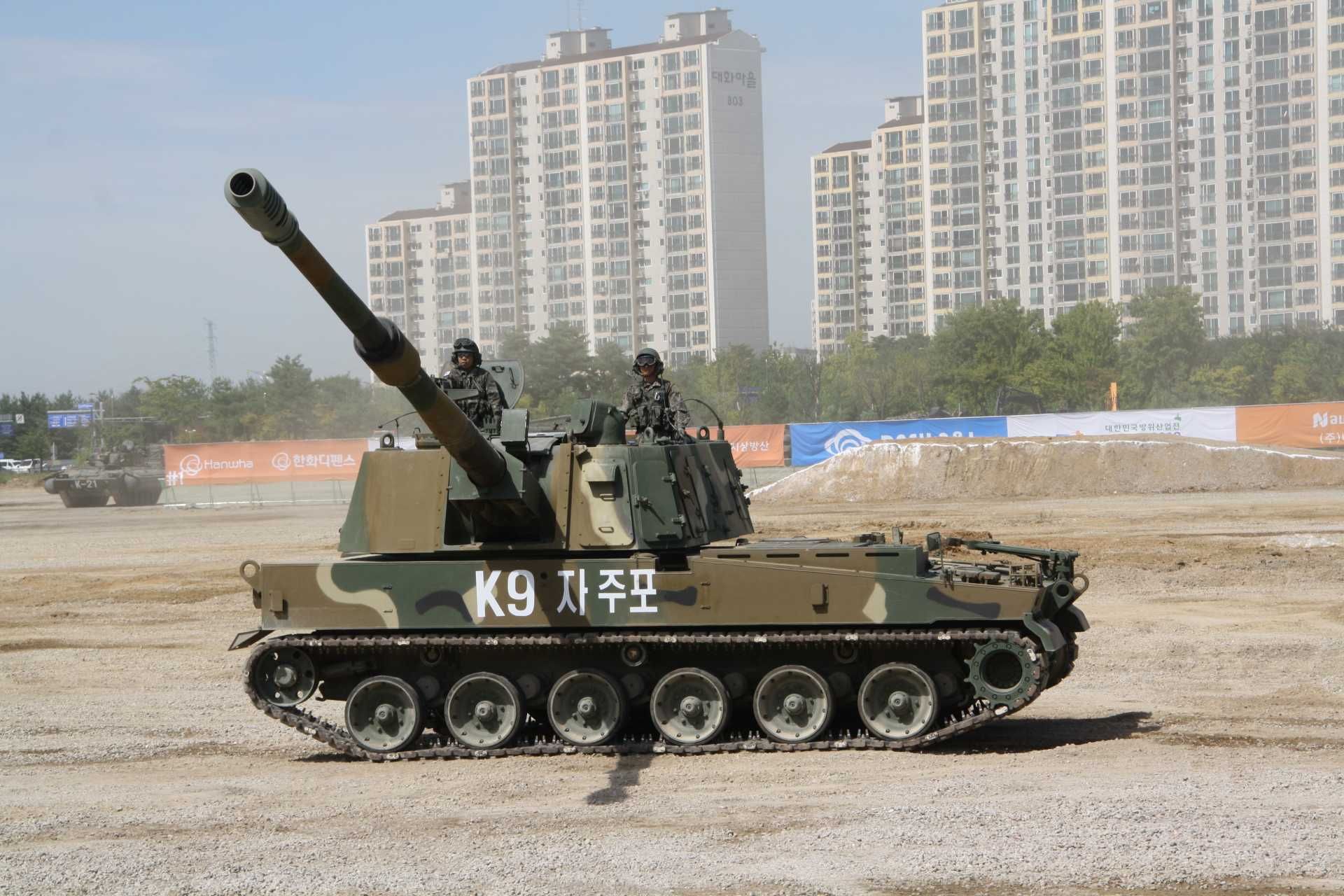 Hanwha Defense’s K9 Thunder 155mm tracked self-propelled howitzer, seen during a defense exhibition in South Korea, is being offered in both tracked and newly developed wheeled variants for Spain’s €4.5 billion artillery modernization program.