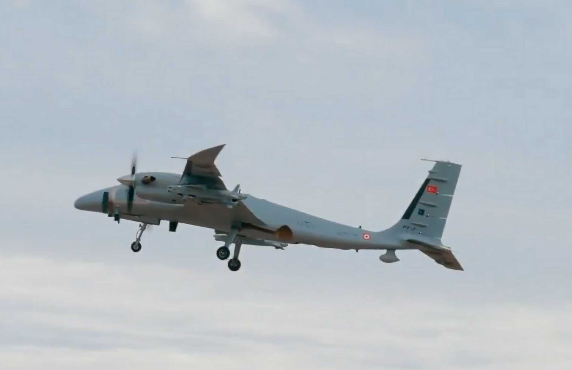 Bayraktar Akinci unmanned combat aerial vehicle pictured during recent test operations involving the KEMANKEŞ-1 mini cruise missile, which successfully completed its first live-fire engagement against airborne targets on October 31, 2025.