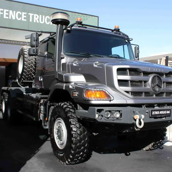 Powered by a 12.8-liter OM 460 diesel engine rated at 510 hp, the Mercedes-Benz Zetros 4051 AS 6x6 tank transporter has a permissible gross vehicle weight of 40 tons and a gross combination weight of up to 120 tons. (Picture source: Army Recognition)