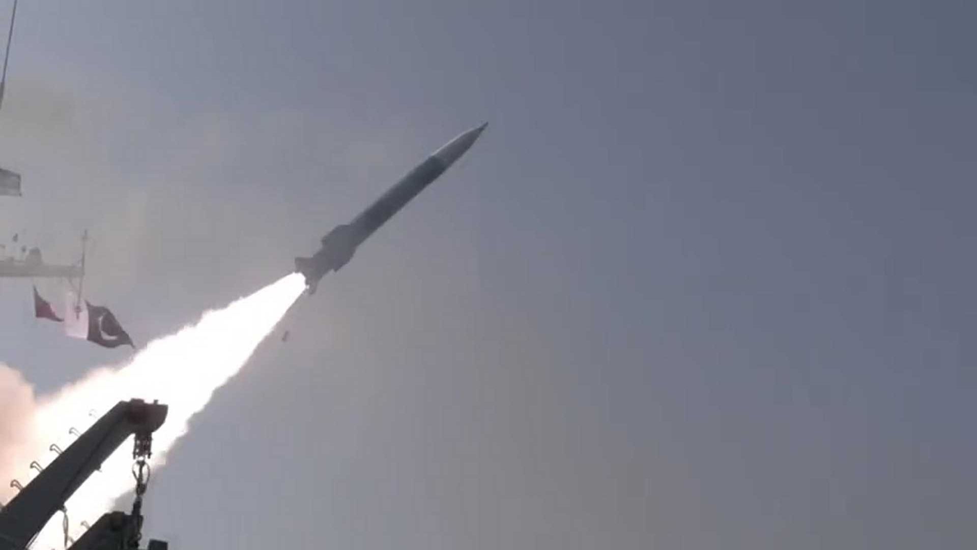 The P282 Smash missile is said to measure approximately nine metres long, with a diameter between 85 and 90 centimetres, giving it a form factor that allows integration on frigate-sized warships using either inclined launchers or vertical launch cells. (Picture source: ISPR)