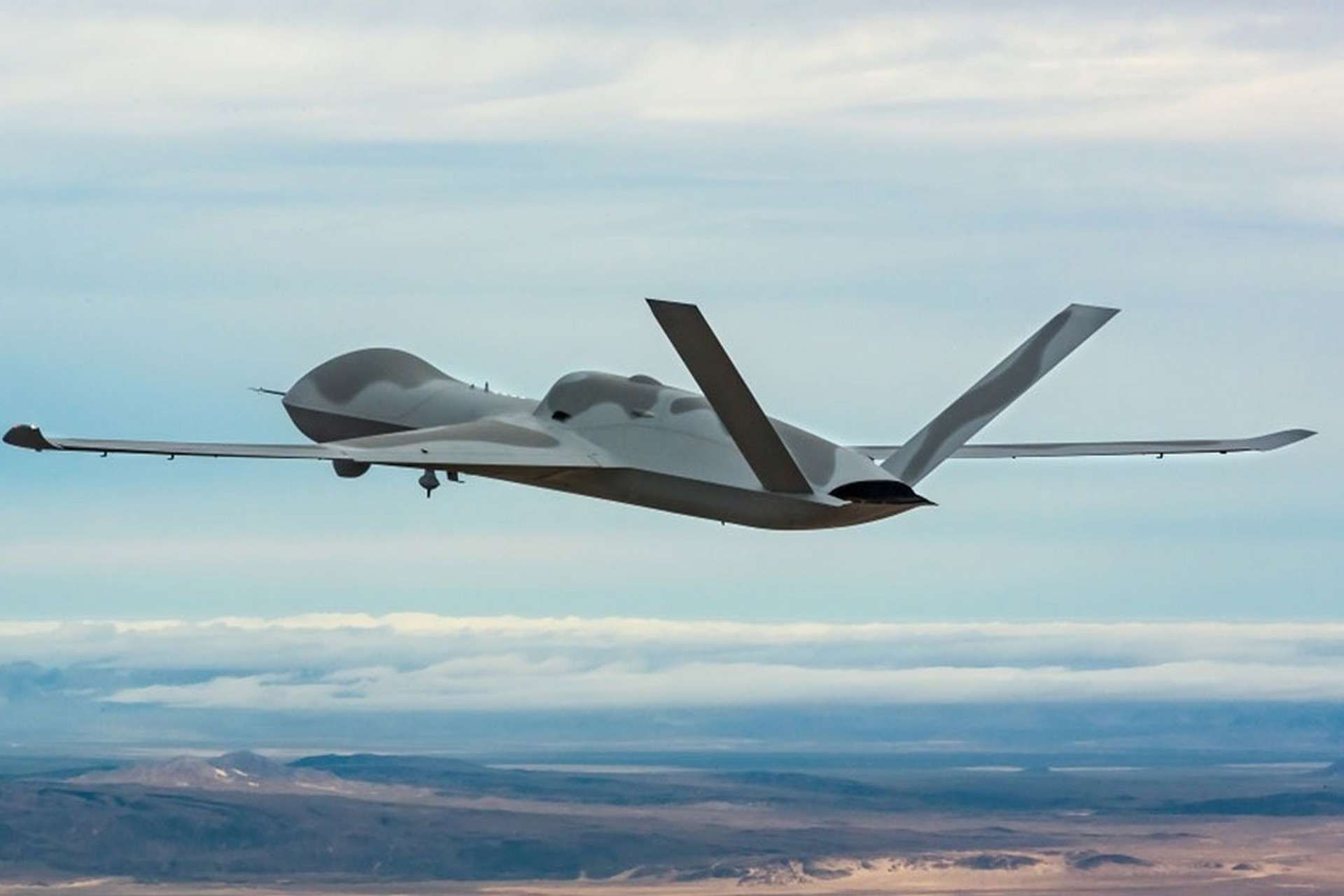 An F-22 Raptor directs an MQ-20 Avenger during a U.S. Air Force autonomy exercise, demonstrating manned-unmanned teaming that enables stealth fighters to command armed collaborative drones as forward sensors and precision strike platforms in contested airspace (Picture source: General Atomics).