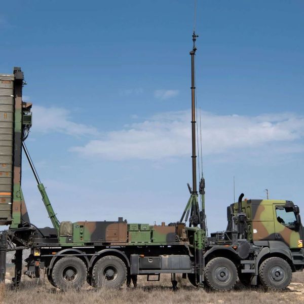 France’s package is expected to provide layered defense: interceptors against aircraft and missiles, point-defense weapons for close-in threats, counter-drone detection and jamming to defeat Shahed-type UAVs, and a frigate adding AAW missiles, long-range surveillance, and mobile command-and-control offshore (Picture source: French MoD).