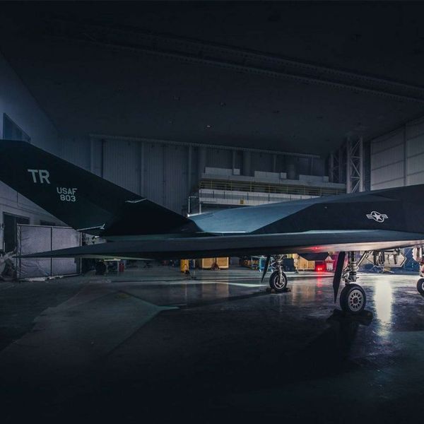 In production terms, the Nighthawk fleet is relatively small, with a total of 64 units built, including 59 production F-117s and five YF-117A development aircraft, and the remaining inventory has been reported as 45 aircraft. (Picture source: Lockheed Martin)