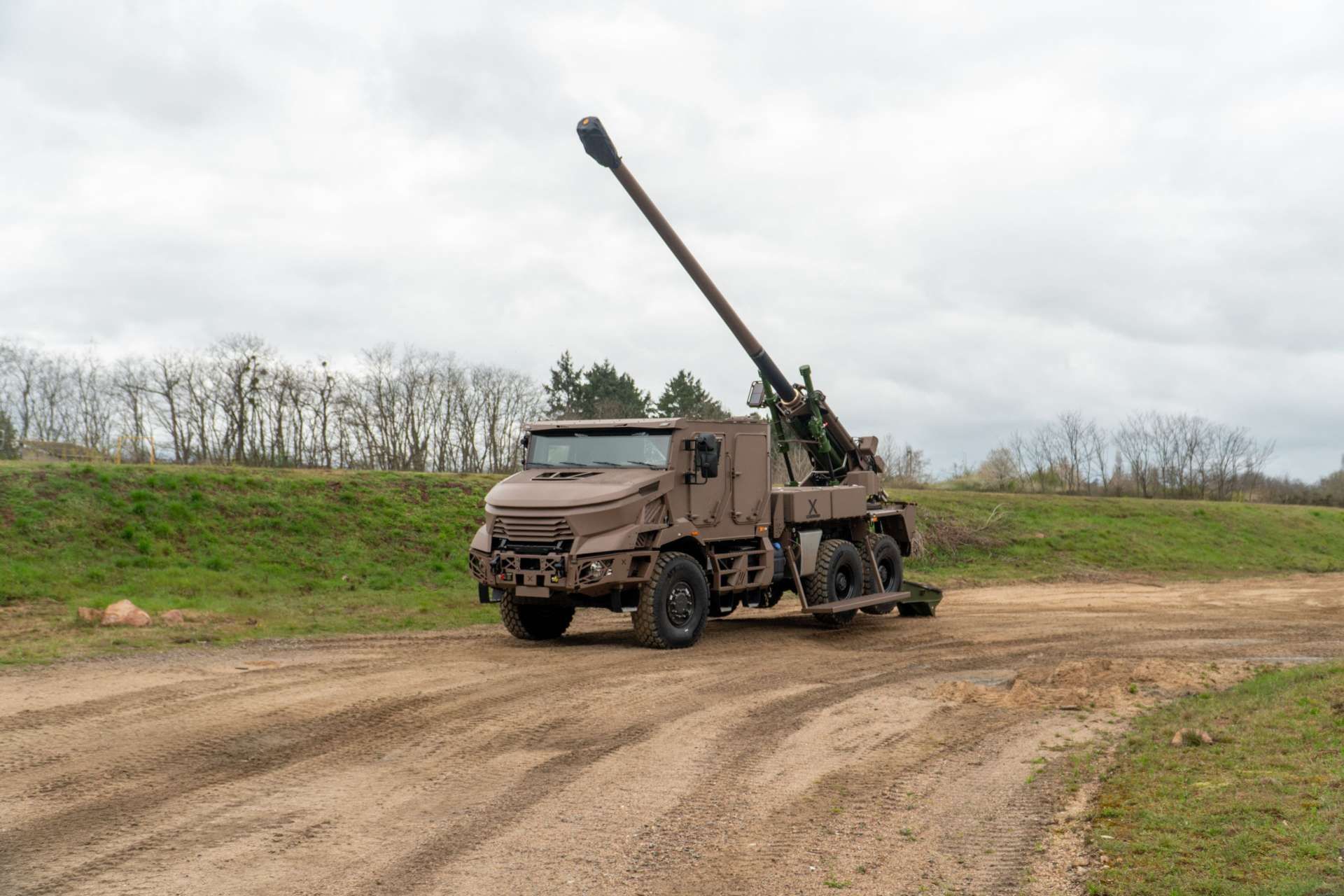 Argentina is evaluating the KNDS CAESAR as a potential 155 mm wheeled self-propelled howitzer for its artillery modernization plan, with the system offering rapid shoot-and-scoot capability, long-range precision fires, and improved mobility for the Army’s future rapid-reaction forces (Picture source: Army Recognition Group).
