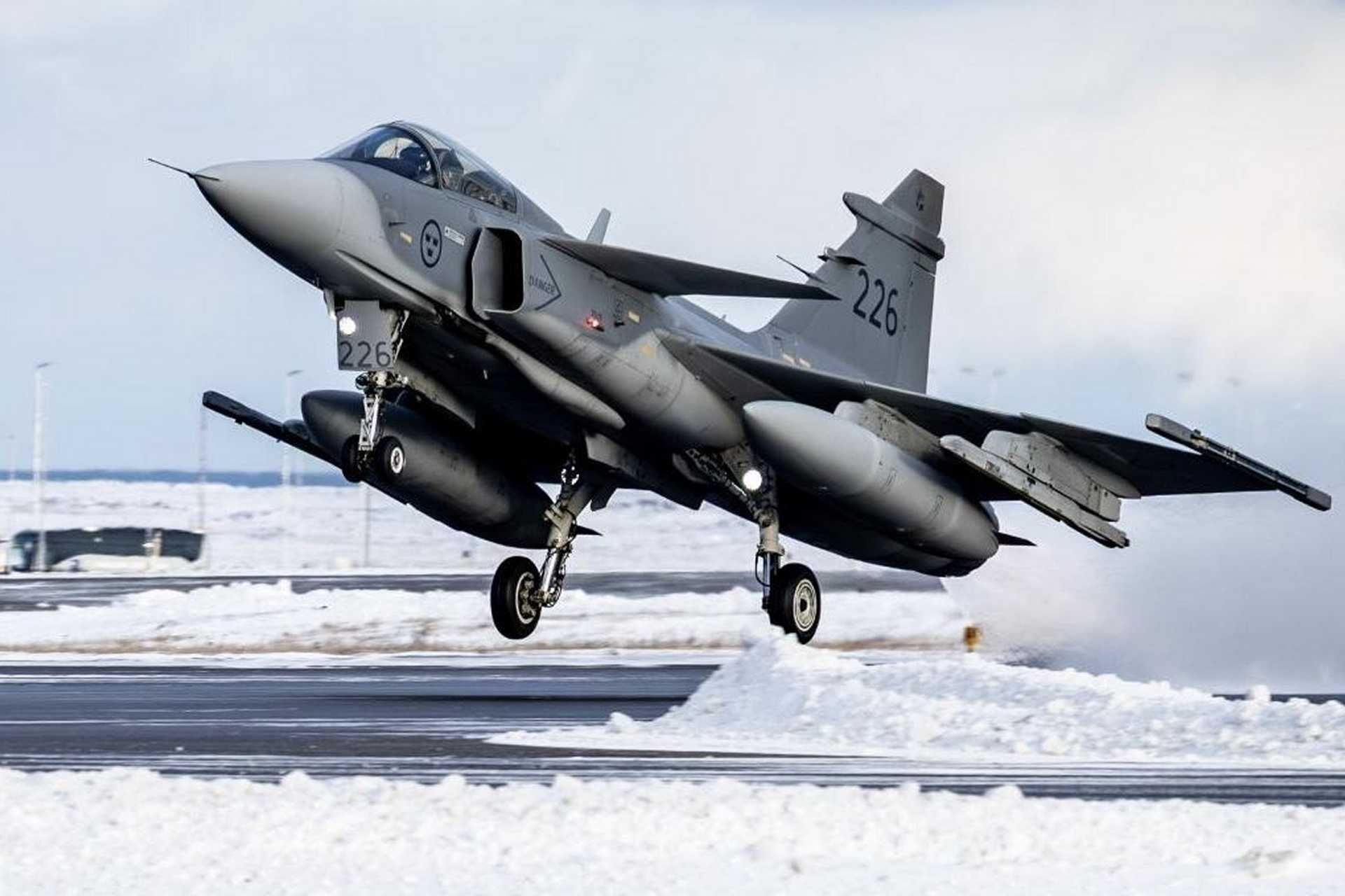 Canada is evaluating a major proposal to expand its planned fighter inventory into a mixed fleet of approximately 140 fighter jets, pairing 72 to 88 American-made F-35As with up to 72 Canadian-assembled Saab Gripen Es. (Picture source: NATO Air Command)