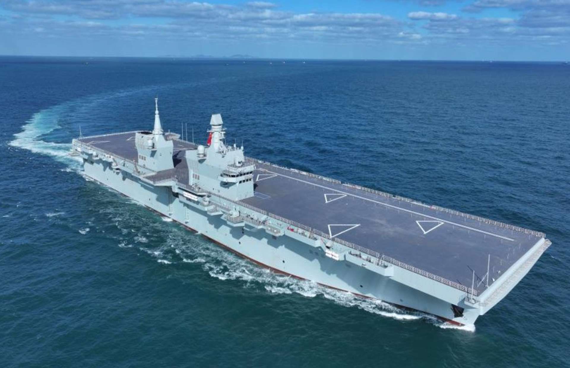 China’s new Type 076 Sichuan combines a 50,000-ton amphibious platform with an EM catapult-equipped flight deck able to launch fixed-wing drones, operate helicopters and deploy LCACs, giving the PLAN a hybrid drone carrier designed for long-range ISR, precision strike and amphibious assault support (Picture source: Chinese Xinhua News Agency).